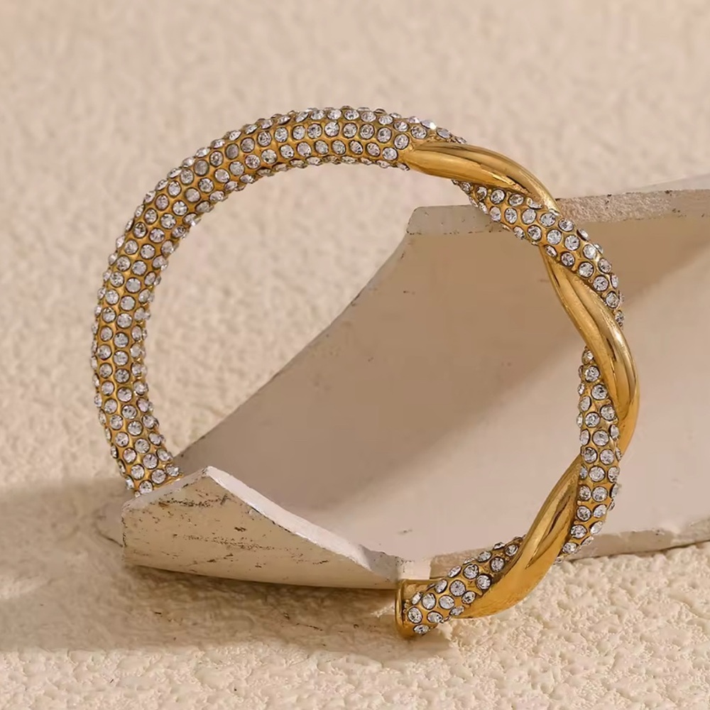 NEW 18K GOLD PLATED LUXE CUFF BRACELET – TWISTED ZIRCON DESIGN - Picture 3 of 6